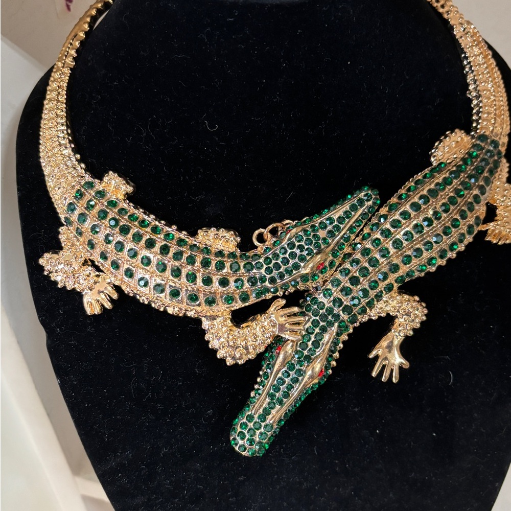 “SALE” !! GOLD / GREEN STATEMENT NECKLACE